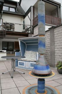 Terrassenbrunnen Design aus winterfester Keramik mit gerillter Säule und Kegel blau-rot-sand