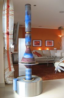 Designerbrunnen vom Künstler mit gerillter Säule und Kegel blau-sand auch Indoors