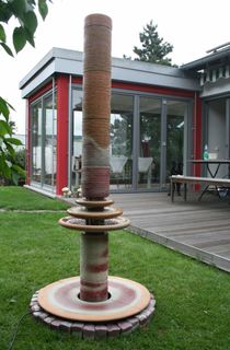 Gartenbrunnen Design aus winterfester Keramik Detail kaskadenförmiges Abtropfen über Teller, dezente Akustik