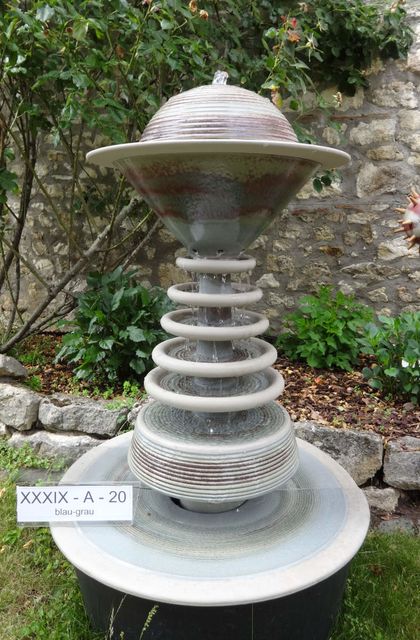 Terrassenbrunnen Design aus winterfester Keramik mit gerillter Halbkugel und kaskadenförmiges Abtropfen über Teller, dezente Akustik