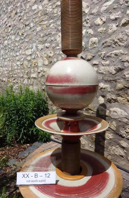 Modernes Wasserobjekt aus winterfester Keramik mit gerillter Säule und Kugel rot-weiß