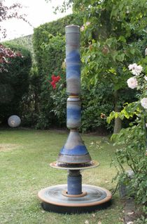 Gartenbrunnen Design aus winterfester Keramik mit gerillter Säule und Kegel blau-grau
