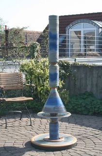 Terrassenbrunnen Modern aus winterfester Keramik mit gerillter Säule und Kegel blau-grau