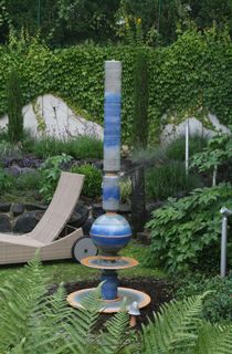 Designer Gartenbrunnen aus winterfester Keramik mit gerillter Säule und Kugel blau-grau